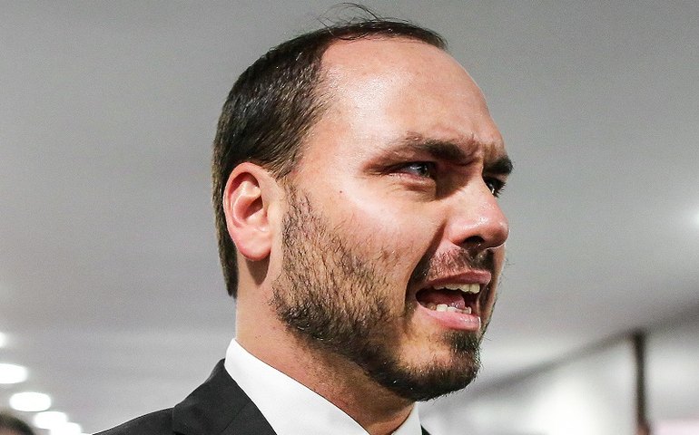 &#8216;Tentativa boçal&#8217;, diz Carlos Bolsonaro sobre depoimento de Moro