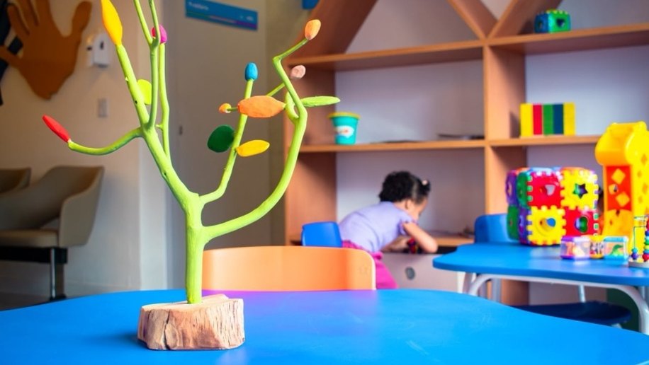 Casa do Autista transforma cuidado em experiência sensorial com acervo de arte popular alagoana; veja obras