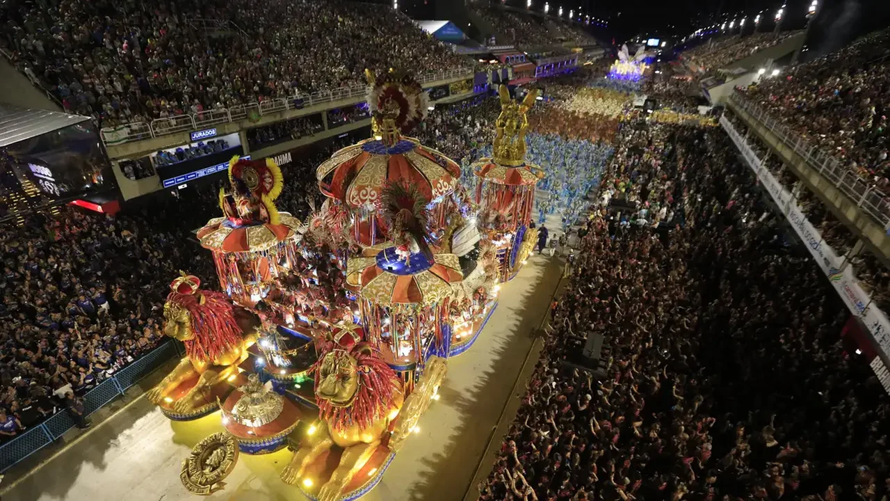 De costas para o espetáculo: camarotização do Carnaval gera polêmica