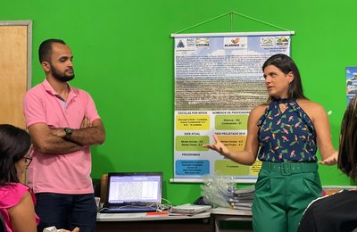 Prefeita Marcela Gomes se reúne com diretores e coordenadores de escolas de Novo Lino 