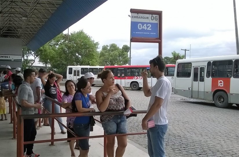 Maio Amarelo: ação orienta passageiros no Benedito Bentes
