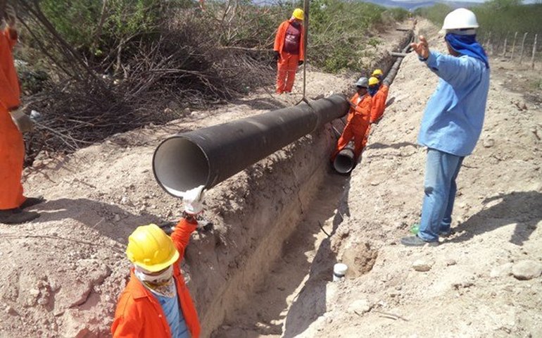 Obras de adutora avançam levando água ao Alto Sertão