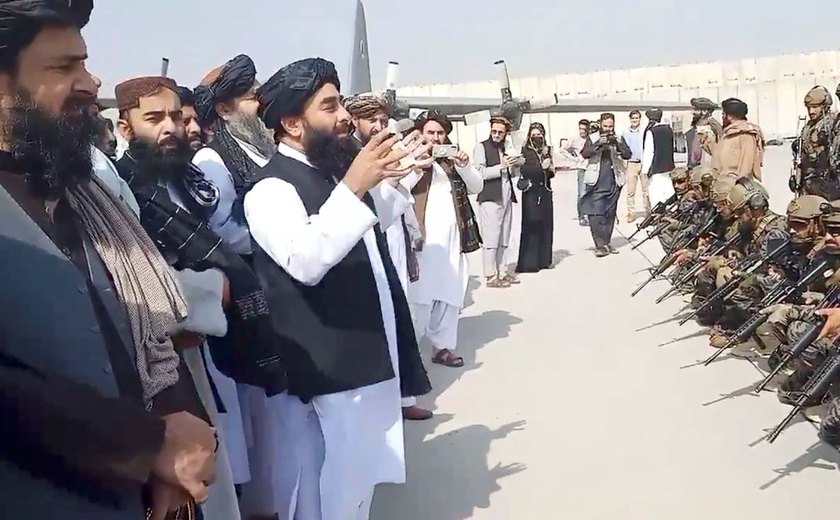 Afegãs universitárias deverão usar véu e não estudarão com homens, ordena Taleban