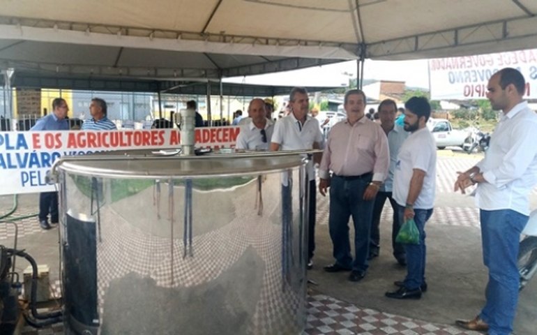 Tanque de resfriamento de leite beneficia produtores assentados em Cajueiro