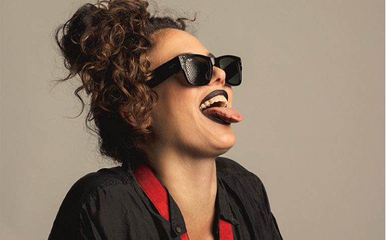 Tiê revisita trajetória em novo álbum ao vivo “Cartas de Amor”