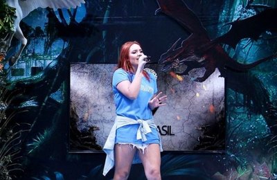 Cantora e digital influencer Mariana Pinotti agita evento de moda em SP 