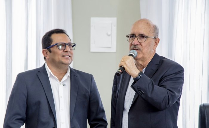 Prefeito Ronaldo Lopes durante transmissão de cargo ao vice  Valdinho Monteiro