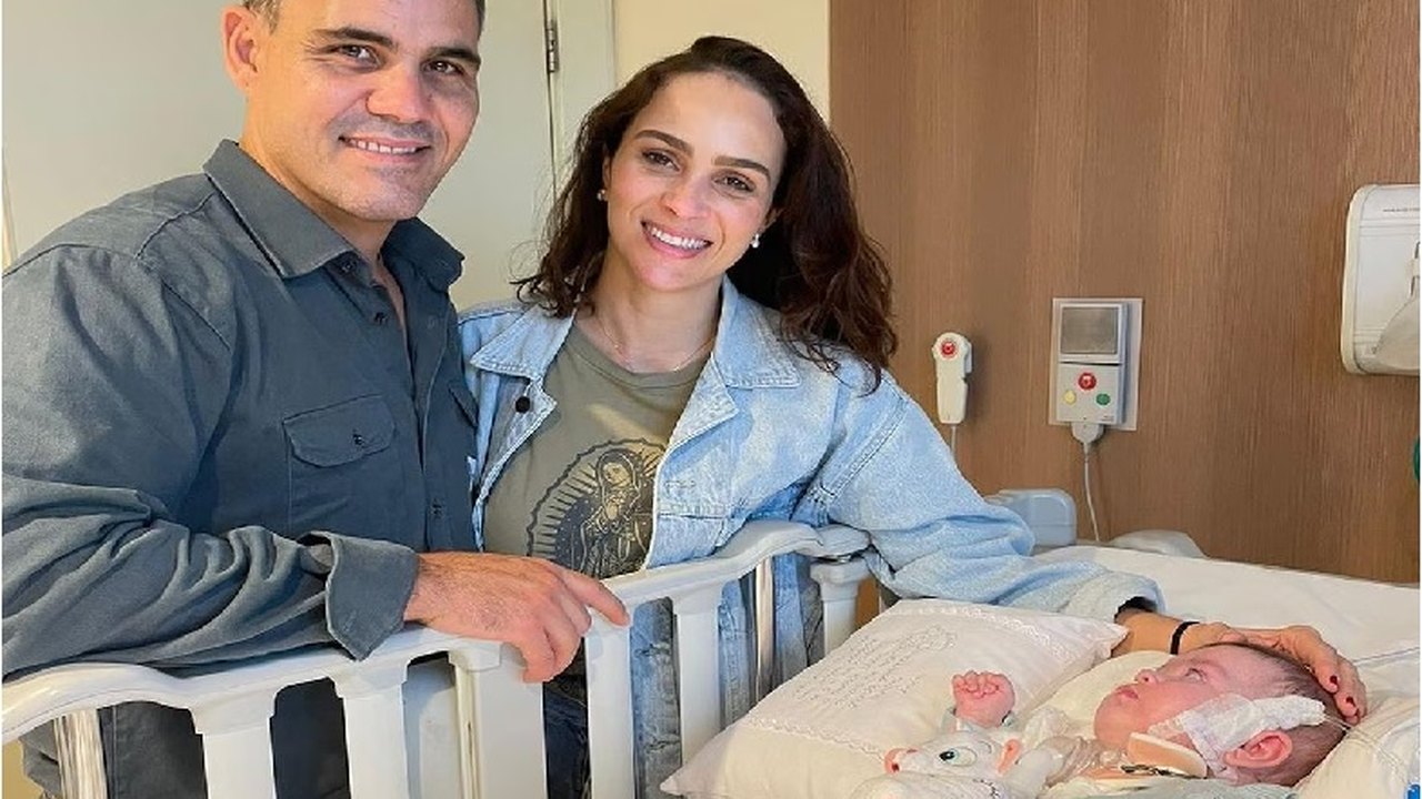 Letícia e Juliano Cazarré comemoraram ‘um mês em casa’ após alta da filha caçula
