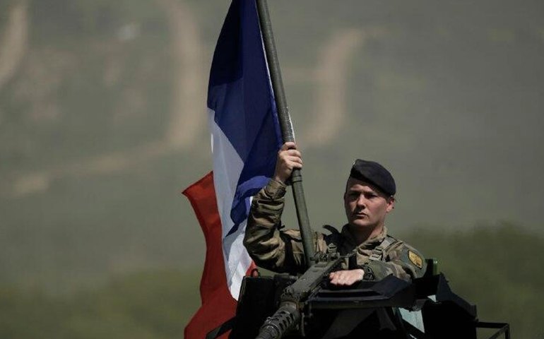 França avalia participação direta na guerra da Ucrânia, alerta inteligência russa