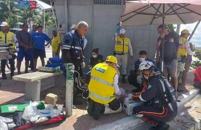 Agentes Ronda no Bairro prestam socorro a turista que passou mal na praia de Ponta Verde