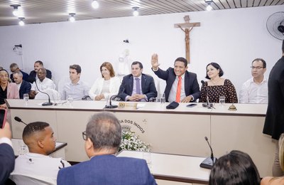 Prefeito Júlio Cezar participa de entrega de títulos, comendas e homenagens na Câmara de Vereadores