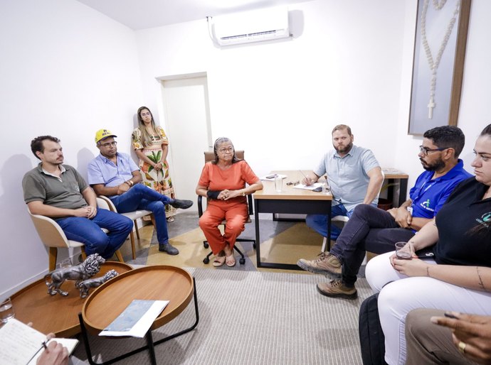 Prefeita Tia Júlia se reúne com empresa para melhorar abastecimento de água na cidade