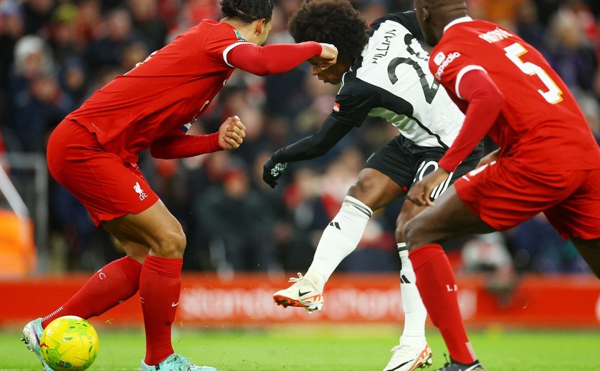 Willian coloca Fulham na frente, mas Liverpool vira e fica perto da final da Copa da Liga