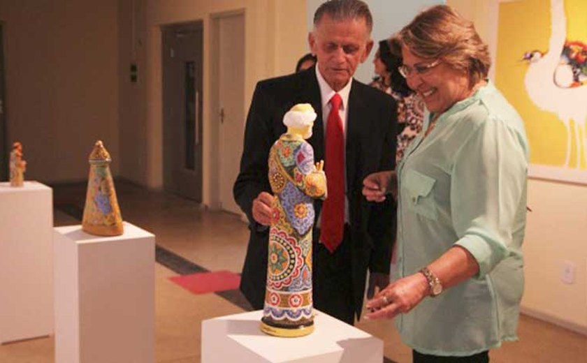 Arapiraca: Célia Rocha visita exposição “reVIVENDO” na Casa da Cultura