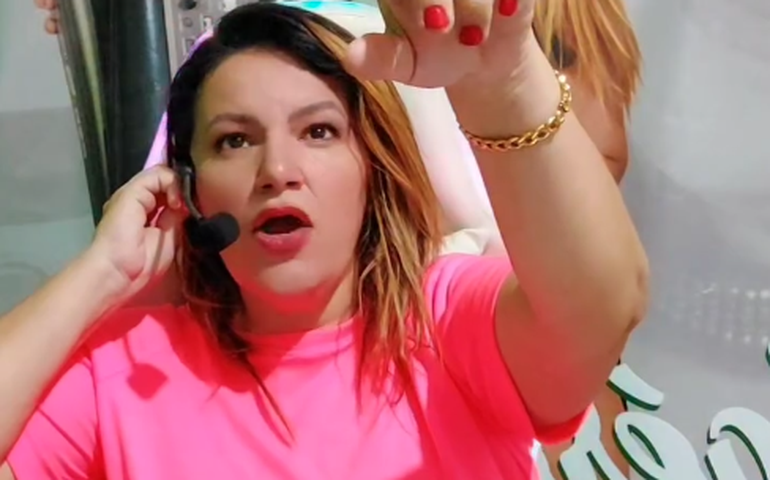 'Garçom, tem pitú?': Quem é a cantora por trás do áudio viral no Tiktok?