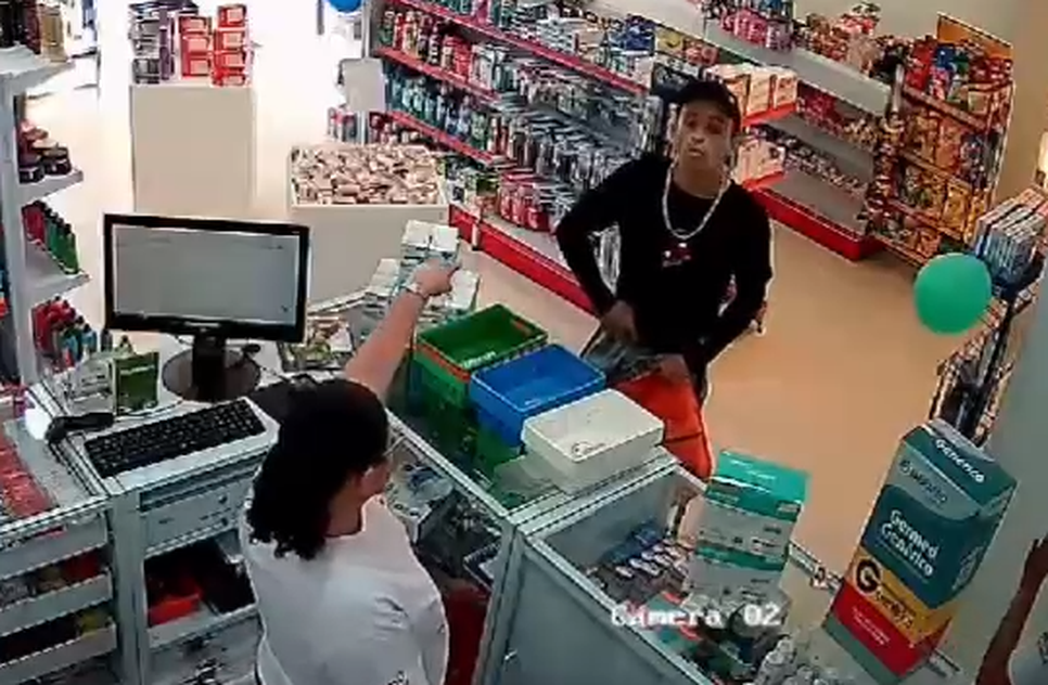 Assaltante invade farmácia recém-inaugurada, ameaça atendentes com arma de fogo e rouba produtos em Aracaju; VÍDEO