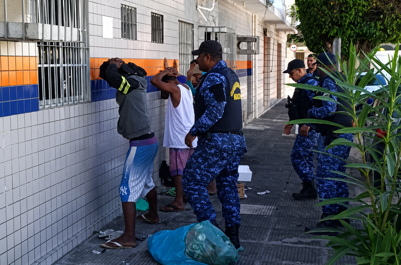 Guarda Municipal recolhe arma branca e objetos para o uso de drogas na Ponta da Terra