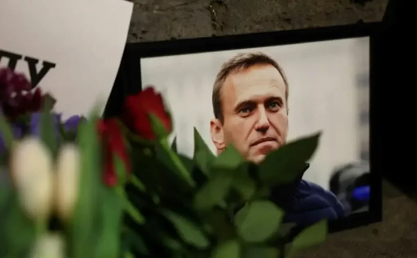 Eleitores homenageiam Navalny em centros de votação, na Rússia