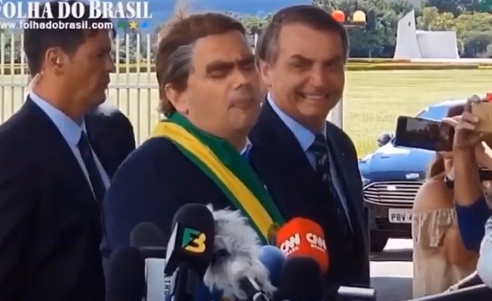 Humorista ao lado de Bolsonaro