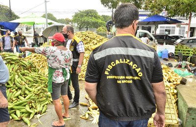 Ambulantes são orientados a cumprir ordenamento para venda de milho na Praça da Faculdade