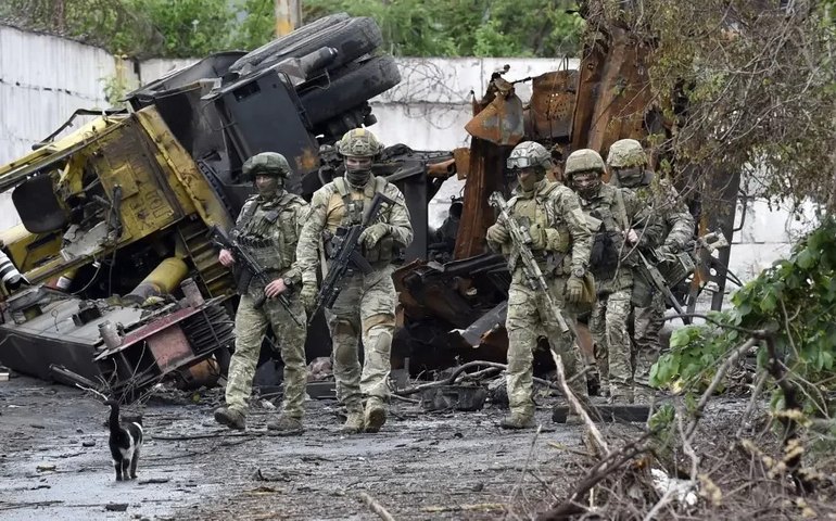 Vídeo: Soldado russo pula de 'tanque kamikaze' momentos antes de explosão, na Ucrânia