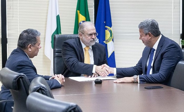 Aras interrompeu inquérito civil de improbidade administrativa