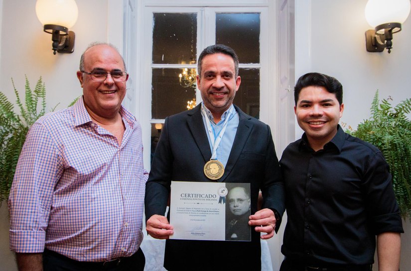 Paulo Dantas é condecorado com maior honraria da magistratura alagoana