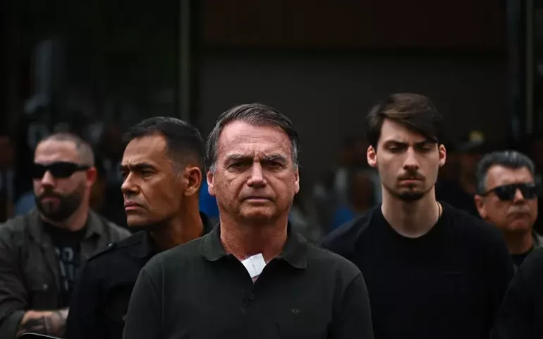 Família chama médico após Bolsonaro passar mal em casa