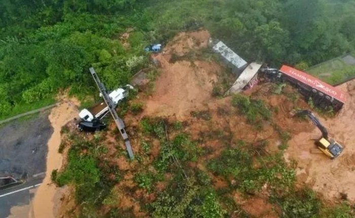 Imagens do deslizamento que aconteceu em rodovia no Paraná