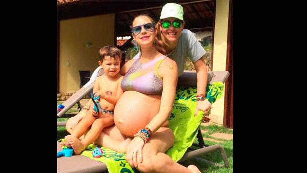 De biquíni, Luana Piovani exibe barrigão com gêmeos