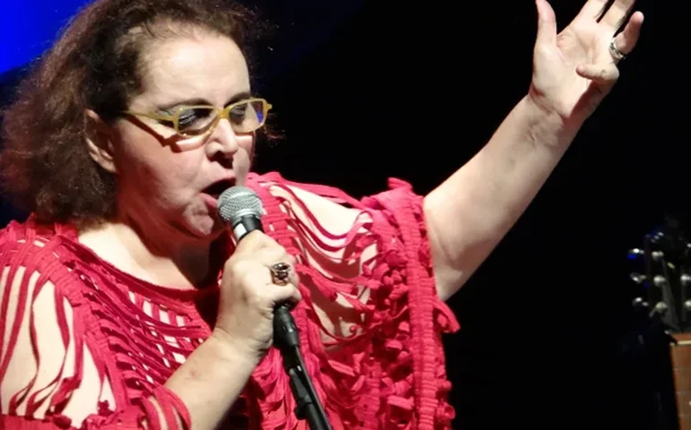 Cida Moreira presta homenagem a Angela Ro Ro em show no Sesc