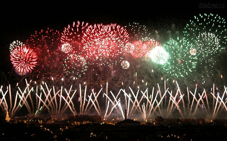 Festas de reveillon têm queima de fogos e música Brasil afora