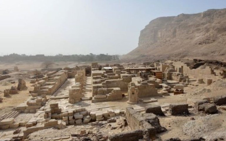 Desenterram em túmulo na Síria cilindros com escrita alfabética mais antiga já conhecida (FOTOS)