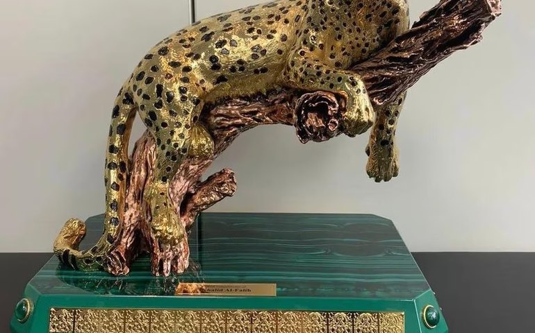 Haddad vai devolver onça de ouro que ganhou de presente da Arábia Saudita