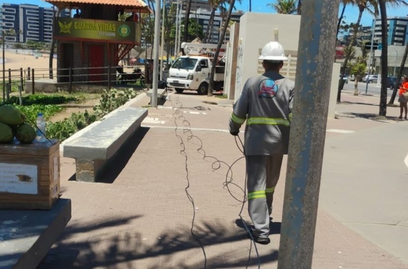 Técnicos da Ilumina repõem cabeamento furtado no Posto 7, na Jatiúca