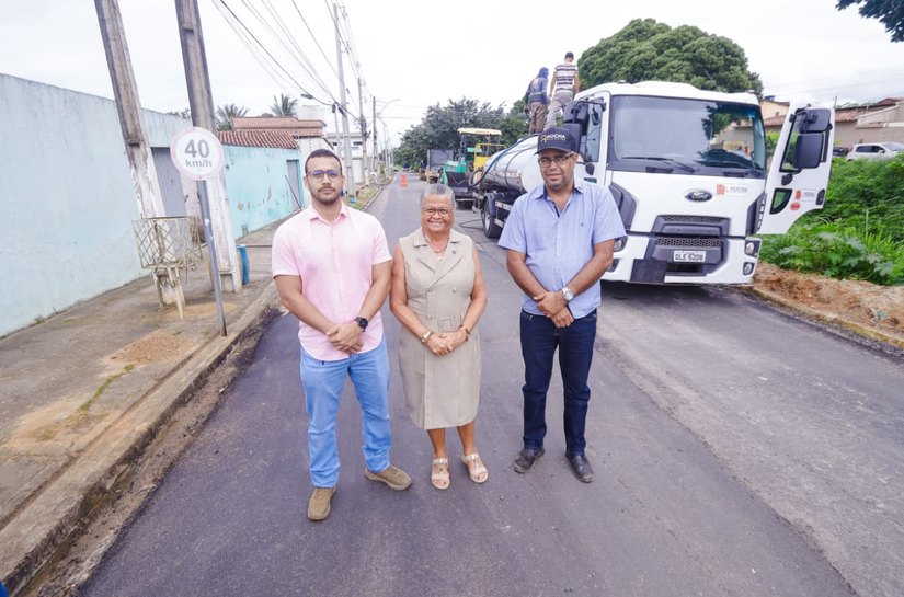 Tia Júlia vistoria aplicação de asfalto na Norte-Sul em Palmeira