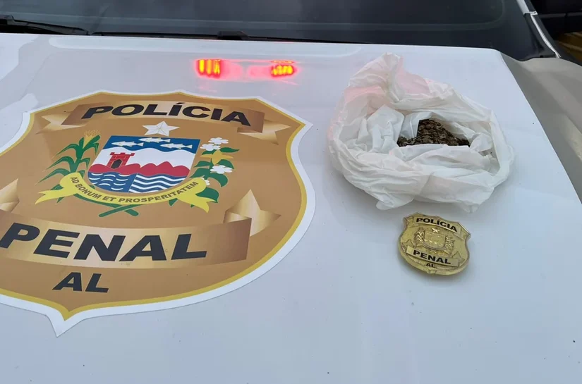 Mulher é presa ao tentar entrar com drogas em presídio de segurança máxima em Maceió