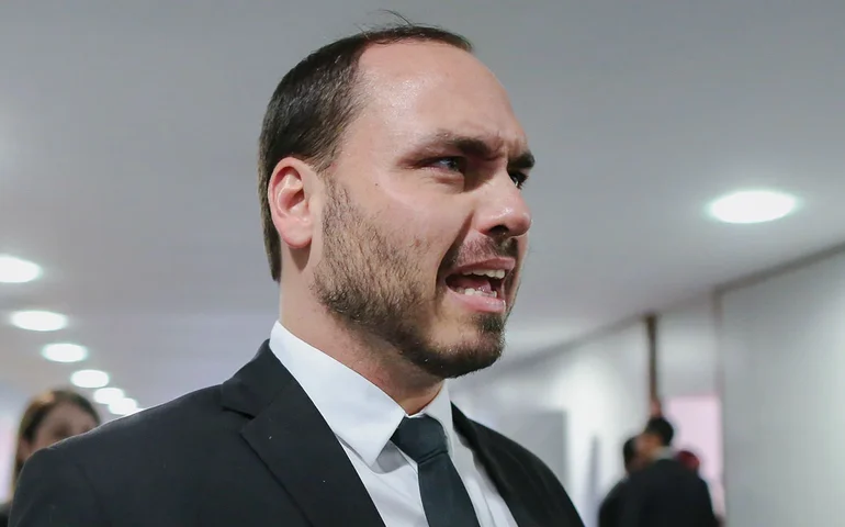 Carlos Bolsonaro cobra 'união da direita' sobre possível apreensão do passaporte de Eduardo