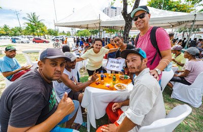 Prefeitura de Maceió realiza primeiro almoço de Páscoa para pessoas em situação de rua