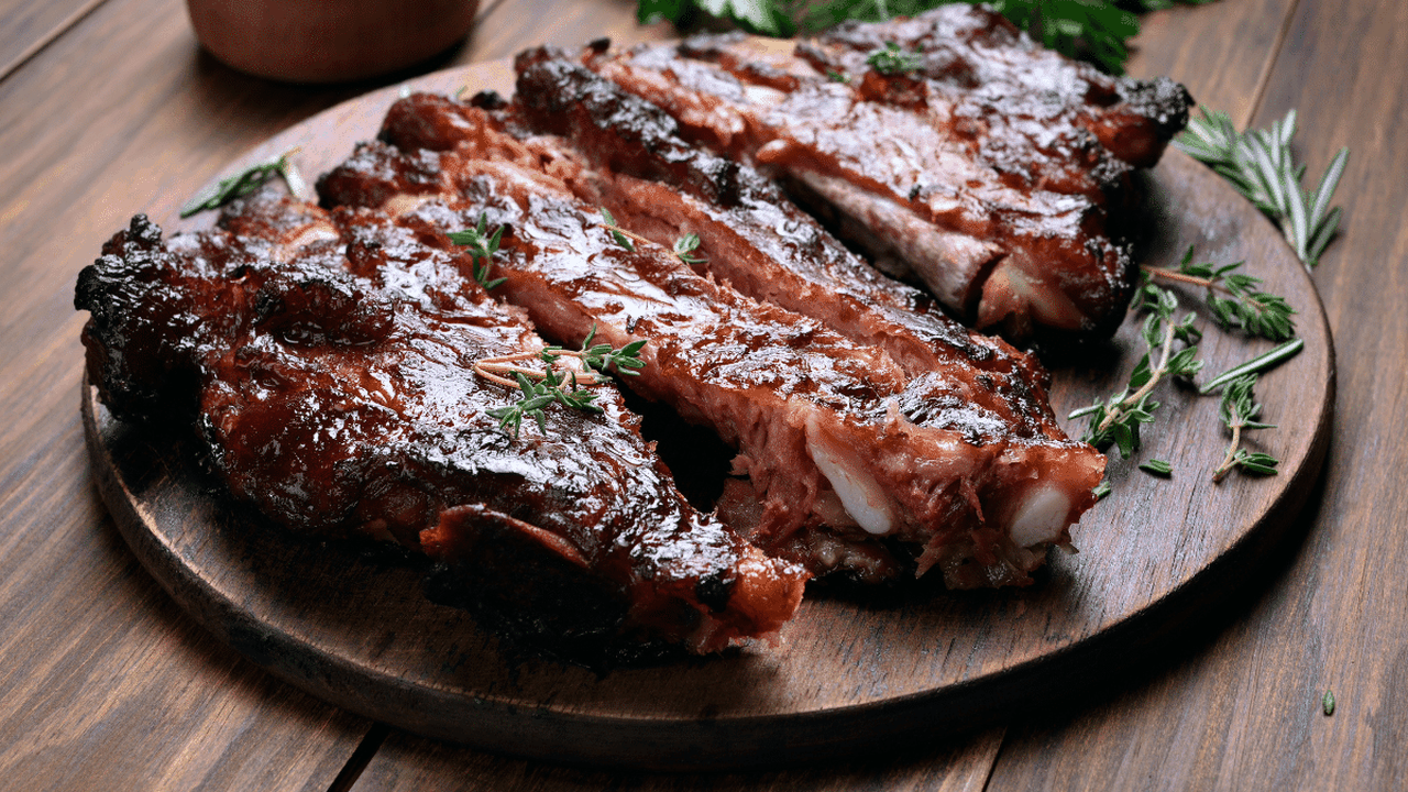 Costela de porco macia e douradinha: aprenda a fazer no forno