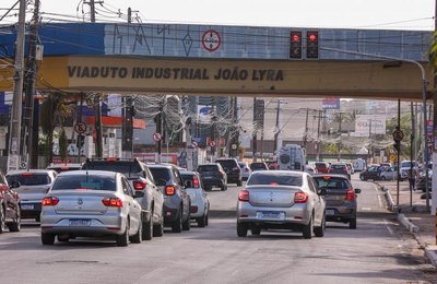 Obras de reparo asfáltico interditam novo trecho da Avenida Gustavo Paiva nesta segunda