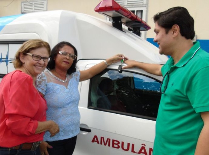 Prefeita Eliza Alves entrega ambulância à comunidade da Utinga Leão