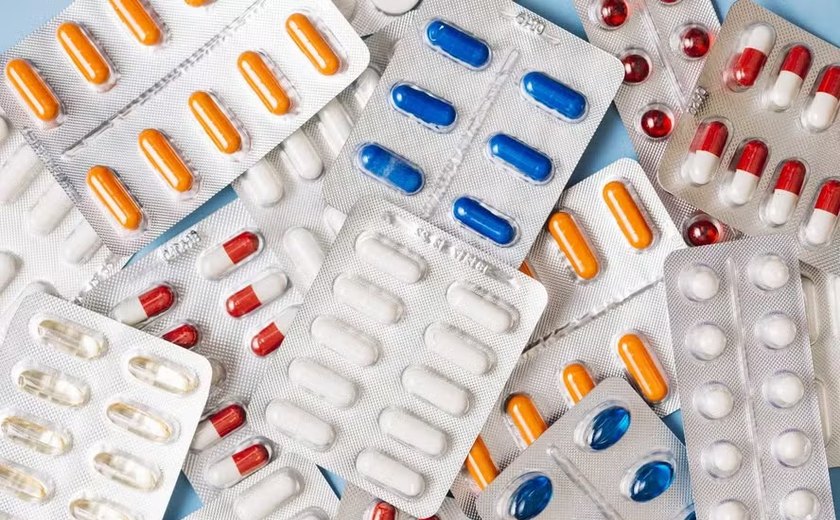 Polícia fecha fábrica clandestina de medicamentos e suplementos alimentares em SP