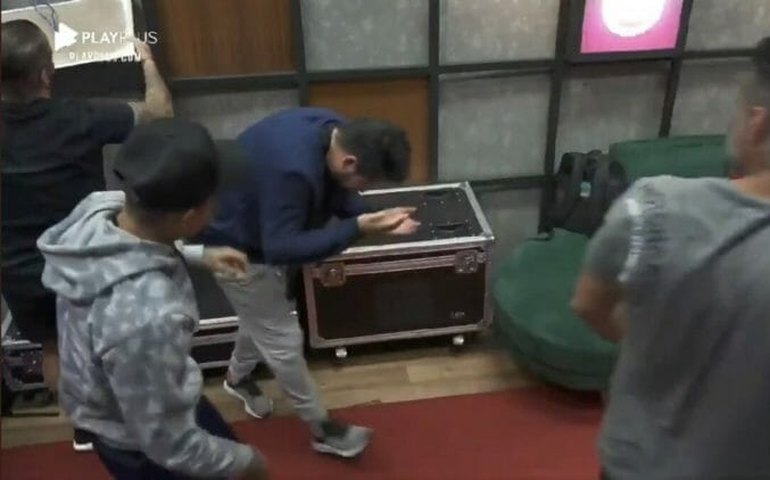 Parte de cenário do &#8216;Power Couple Brasil 5&#8217; desaba e atinge participante