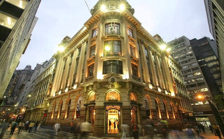 Sede do governo de transição vira centro do poder em Brasília e ofusca Planalto