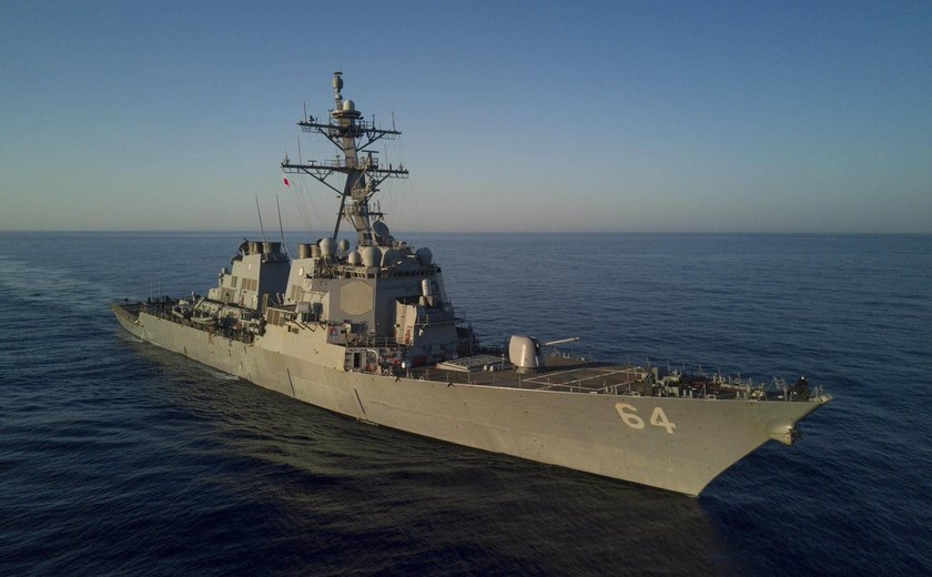 USS Carney: conheça o destróier caça-piratas que atacou centro de radares houthi com míssil Tomahawk
