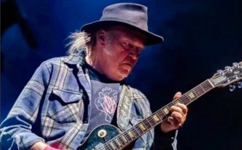 Neil Young recusa Festival de Glastonbury por causa de 'controle da BBC'