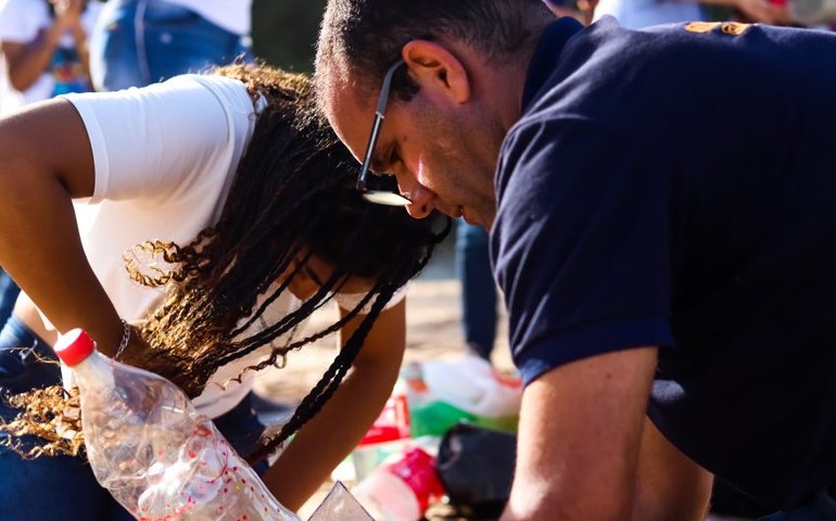 Estudantes da Escola Municipal Pompeu Sarmento realizam lançamento de foguetes na praia de Jacarecica
