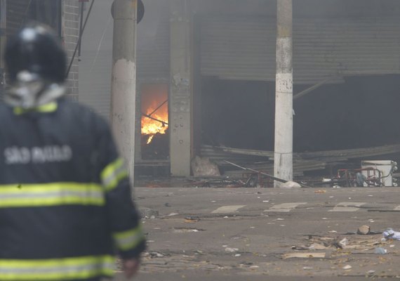 Bombeiros tentam conter fogo que destruiu mais de 200 lojas no Brás