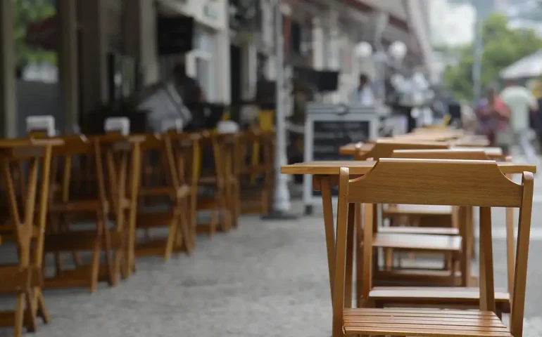 Pesquisa mostra que 35% de bares e restaurantes pretendem contratar